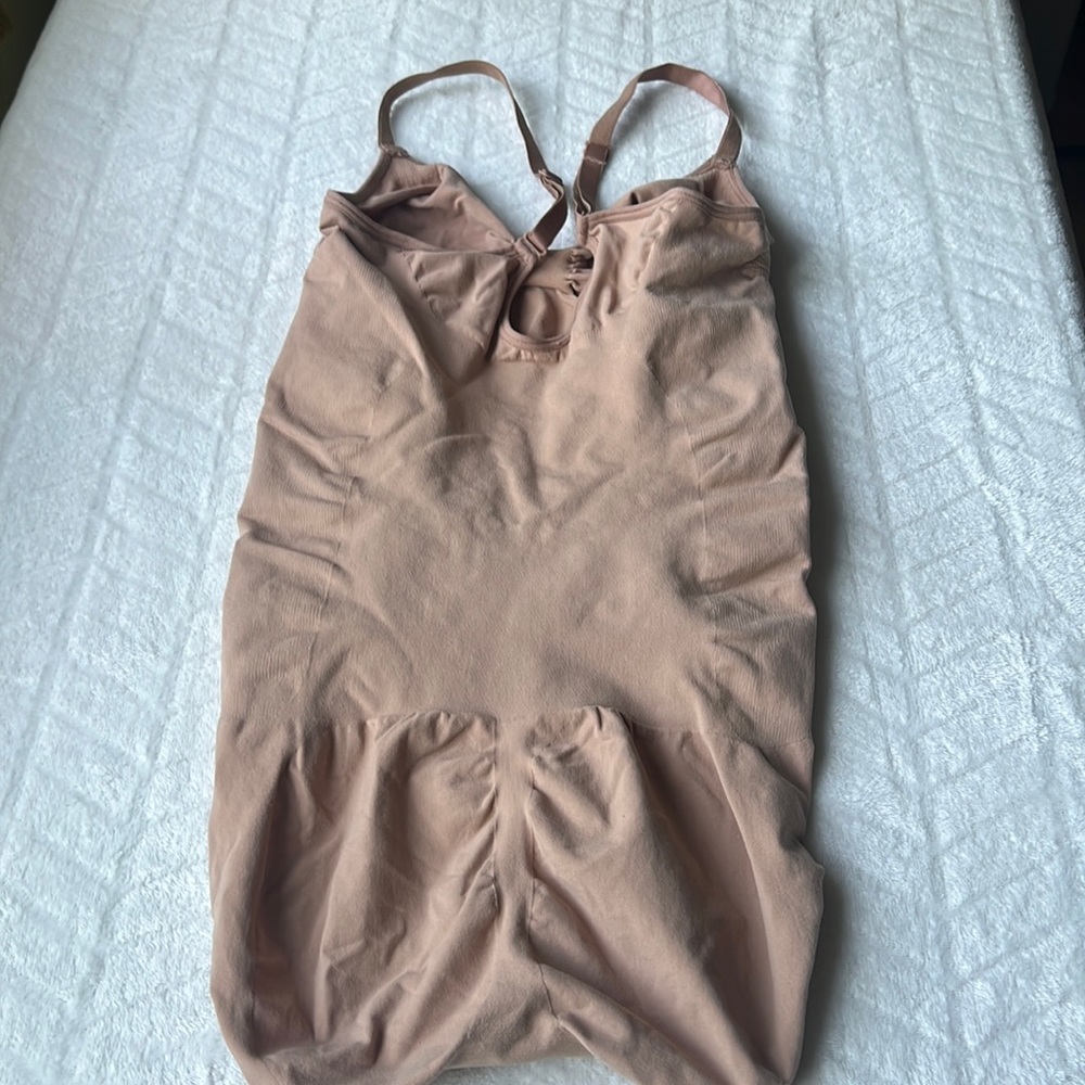 SKIMS Sculpting Snaps Bodysuit - Picture 8 of 8